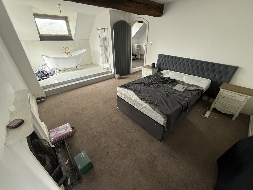 Lot: 144 - DETACHED COTTAGE WITH OUTBUILDING AND STABLES ON A SITE MEASURING OVER SIX ACRES - Master bedroom with bath